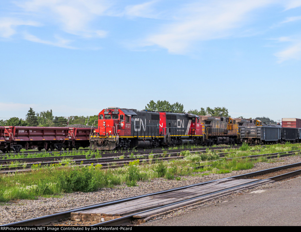 CN 4727 pulls QNSL dash 9s and a string of cars in Mont-Jolis yard